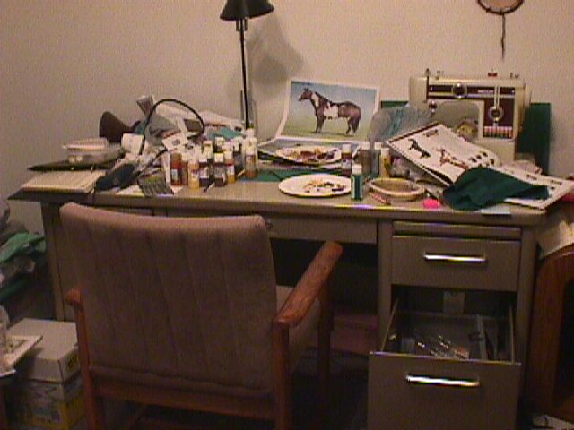 WorkDesk2.jpg (47788 bytes)